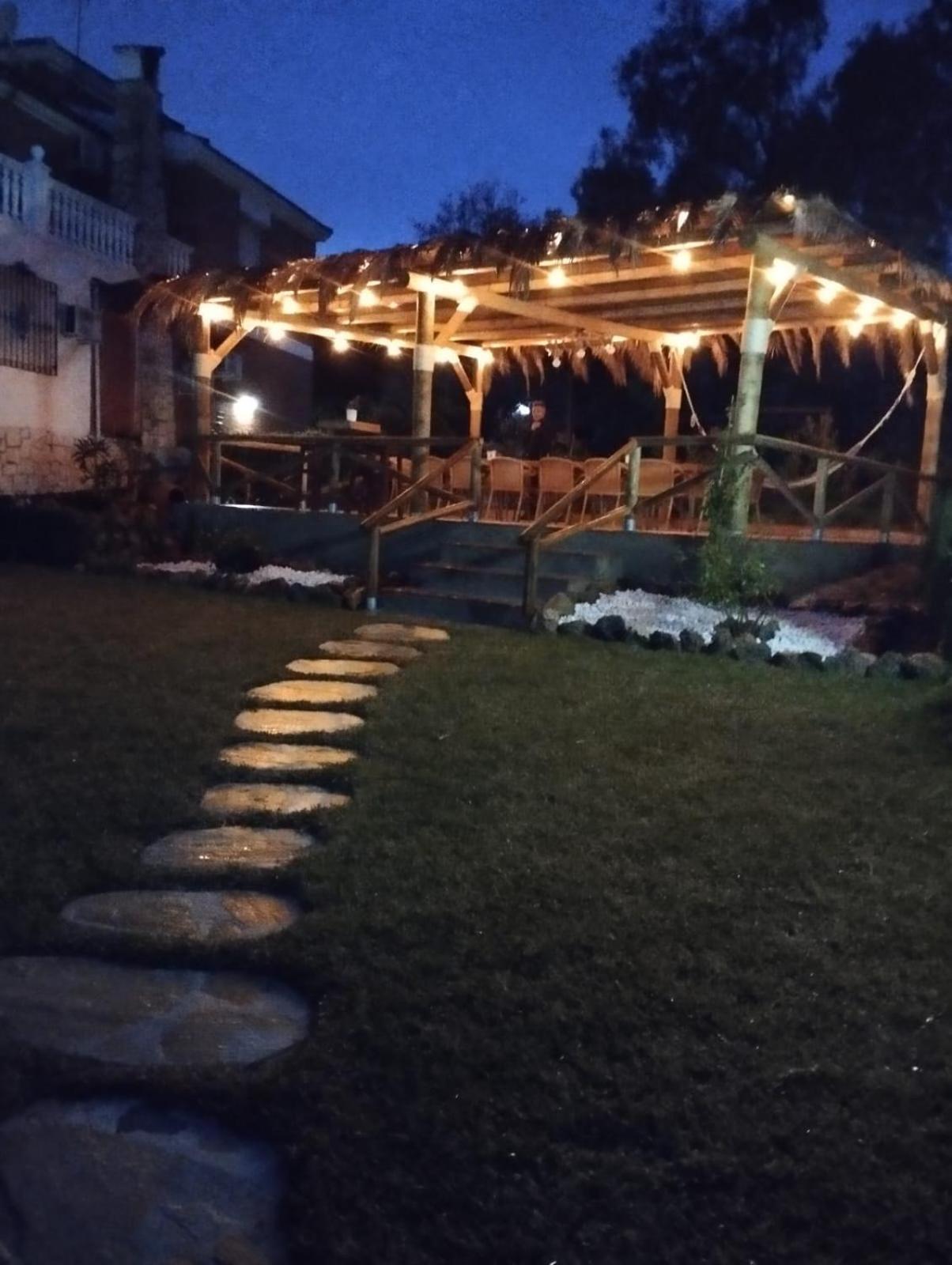 Alojamiento Rural Las Acacias 카브라 외부 사진